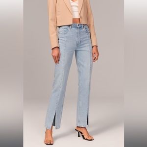 Abercrombie & Fitch The 90's straight Ultra High rise light denim with vent hem